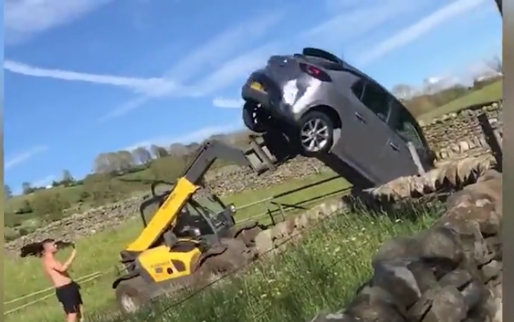 Video: Người nông dân nổi giận dùng máy nâng hàng để “xúc đổ” ô tô con chặn ở cổng